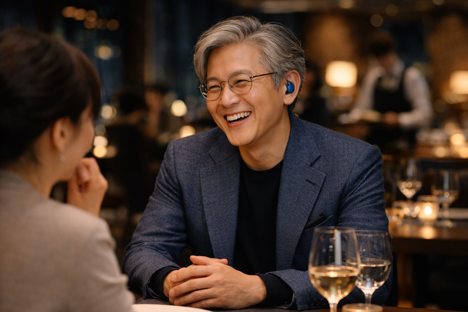 시끄러운 식당에 있는 어르신